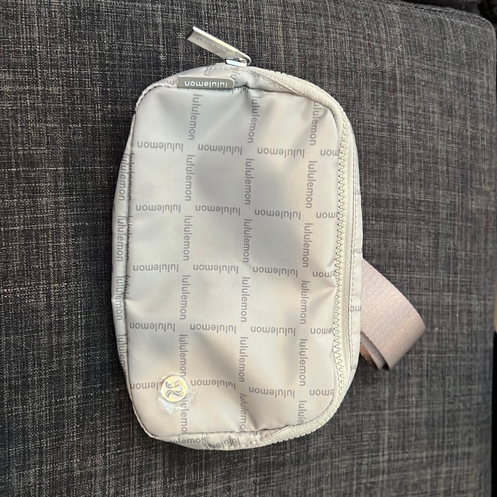 NEW LULULEMON EVERYWHERE BELT BAG
COLOR Wordmark Grid Mini Raw Linen
